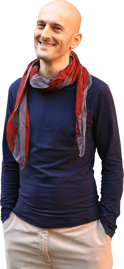 Gabriele D'Amato sorridente vestito con maglia blu e pantaloni beige